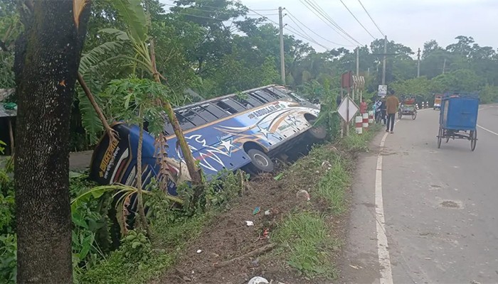 ​৩৫ যাত্রী নিয়ে খাদে পড়ল বাস