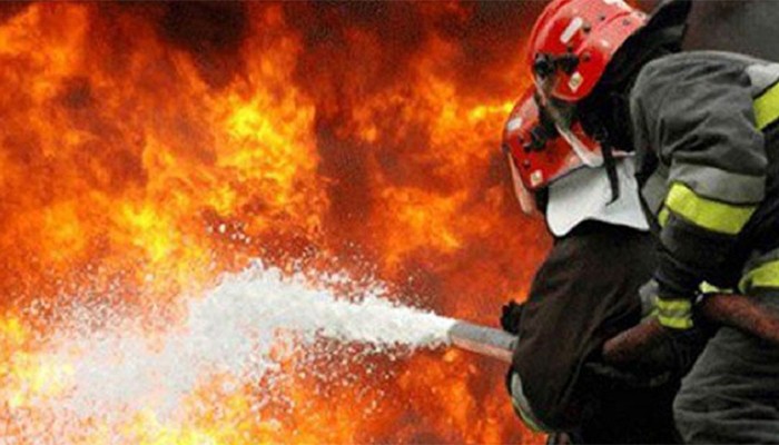 ডেমরায় কালি তৈরির কারখানায় আগুন, নিয়ন্ত্রণে চার ইউনিট