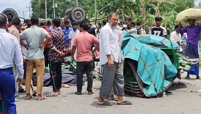 ট্রাক-অটোরিকশার সংঘর্ষে ৩ নারীর মৃত্যু