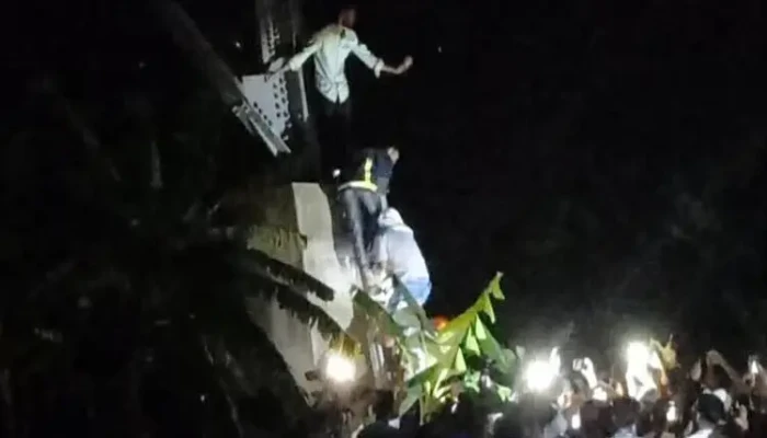 প্রেমিকাকে ফিরে পেতে ৪৬০ ফুট উঁচু টাওয়ারে উঠে লাফিয়ে পড়ার হুমকি