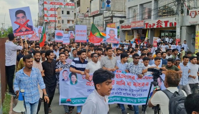 নোয়াখালীতে পদবঞ্চিত ছাত্রদল নেতাকর্মীদের বিক্ষোভ ও সড়ক অবরোধ
