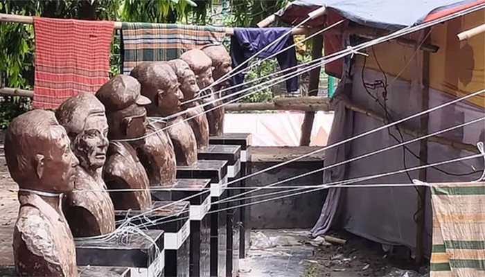 ​সাত বীরশ্রেষ্ঠের ভাস্কর্যের গলায় মেলার স্টলের দড়ি, শুকানো হচ্ছে লুঙ্গিও