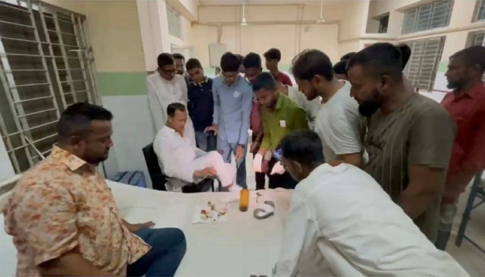 টর্চলাইট জ্বালিয়ে সংঘর্ষ, সংসদ সদস্যসহ আহত অর্ধশত
