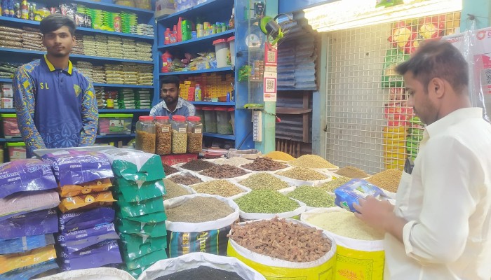 হিলিতে  জমে উঠেছে মসলার বাজার