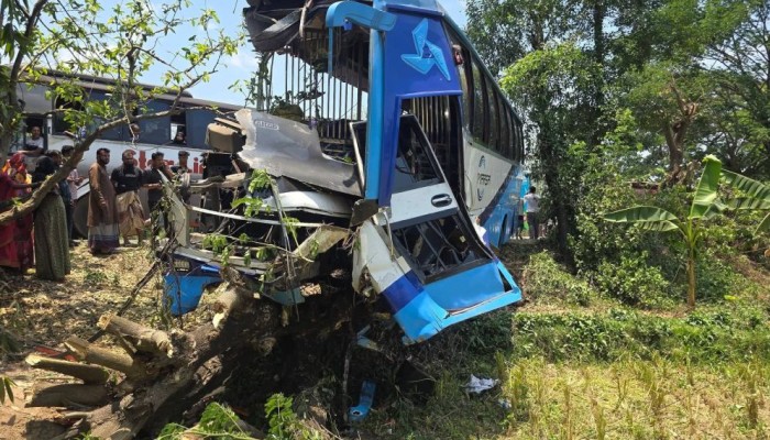 দুই বাসের সংঘর্ষে নিহত ৪