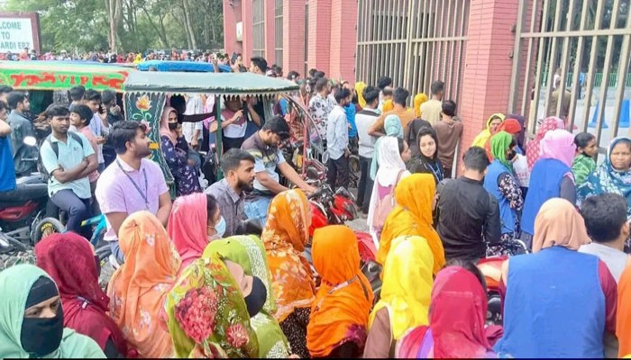 ঈশ্বরদী ইপিজেডে শ্রমিকদের ভাড়া বৃদ্ধির প্রতিবাদে বিক্ষোভ
