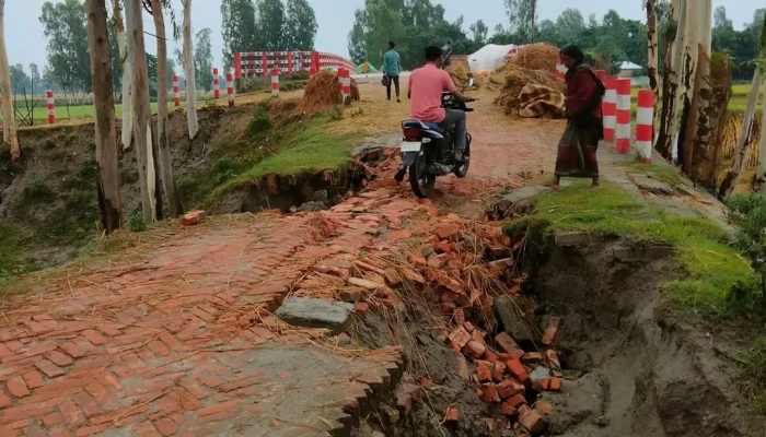 বৃষ্টিতে ধসে পড়েছে সড়ক, ভোগান্তিতে কয়েক গ্রামের মানুষ