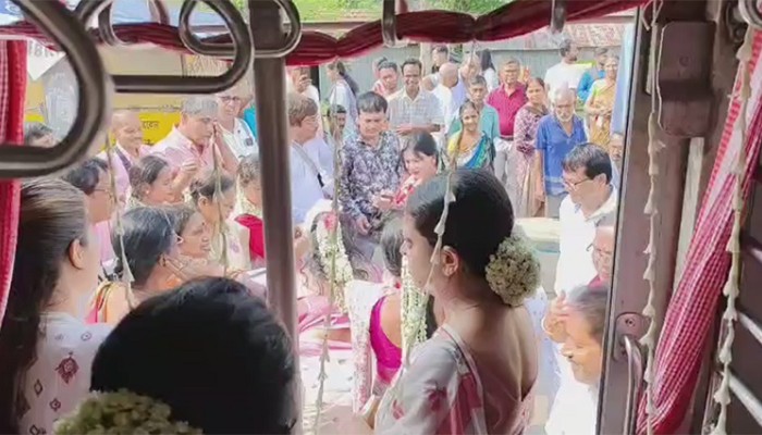 ​ট্রেনে রবীন্দ্রজয়ন্তী পালন নিয়মিত নারী যাত্রীদের