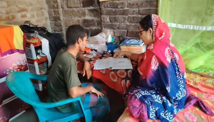 নাটোরে একসঙ্গে মা-ছেলের এসএসসি পরীক্ষা
