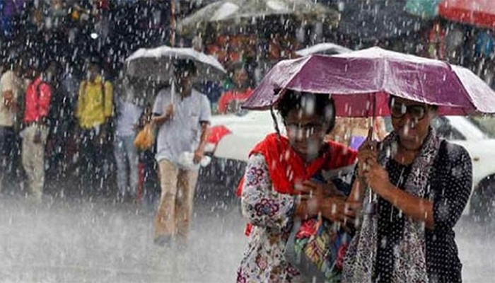 ​ঢাকায় ঝুম বৃষ্টিতে কমেছে গরম, চার বিভাগে ভারি বর্ষণের পূর্বাভাস
