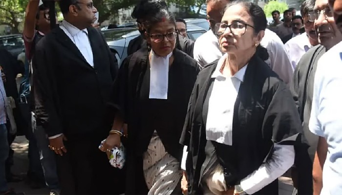 ​আইনজীবীর পোশাকে কলকাতা হাইকোর্টে মমতা বন্দ্যোপাধ্যায়