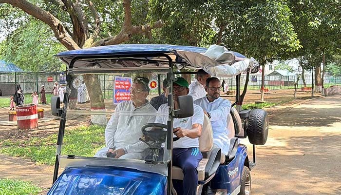 চিড়িয়াখানায় আকস্মিক পরিদর্শনে প্রাণিসম্পদ প্রতিমন্ত্রী
