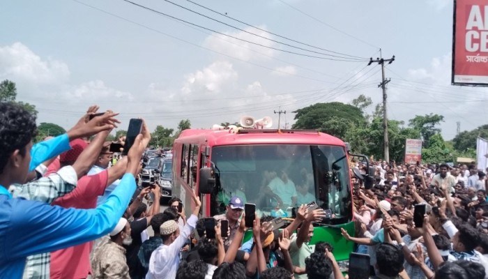পথে পথে ভালোবাসায় সিক্ত প্রধানমন্ত্রী