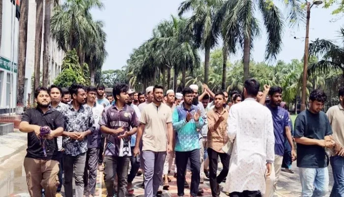 ডুয়েটের সব গেট বন্ধ করে ব্লকেড কর্মসূচিতে শিক্ষার্থীরা