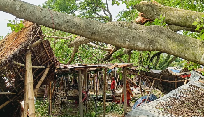 দেড় ঘণ্টায় লন্ডভন্ড সুন্দরগঞ্জ