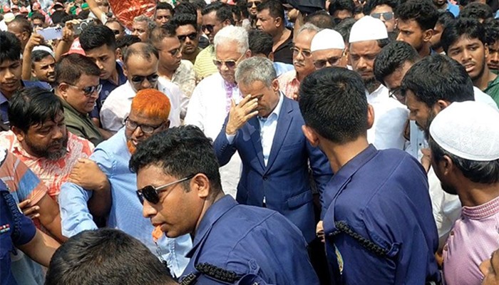 ​অবরুদ্ধ সেতুমন্ত্রীকে উদ্ধার করল পুলিশ