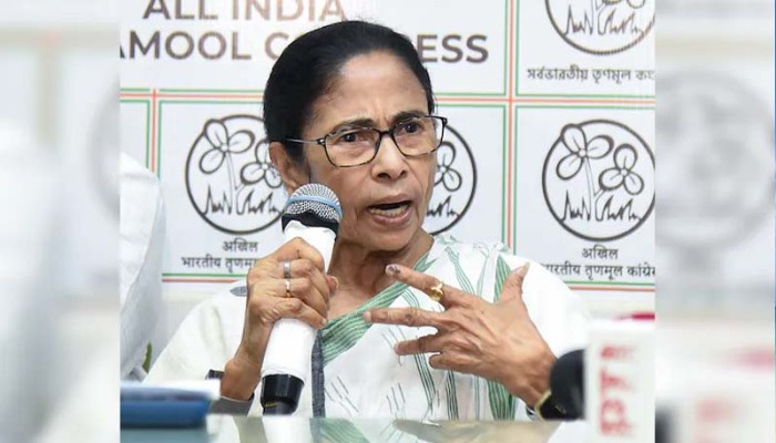 দিল্লি থেকে বিজেপিকে সরানোর হুঁশিয়ারি মমতার