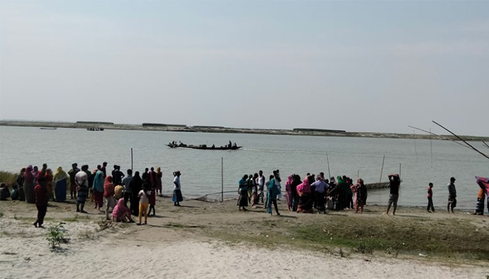 ​যমুনায় নৌকা ডুবে ১০ যাত্রী নিখোঁজ