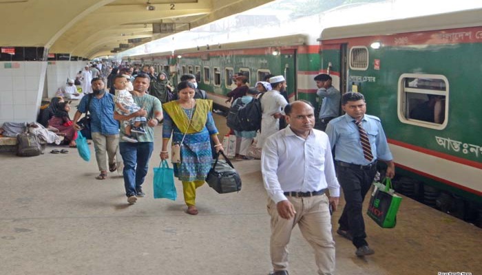 ঈদযাত্রা: স্ত্রী-সন্তনকে আগেই বাড়ি পাঠাচ্ছেন চাকরিজীবীরা