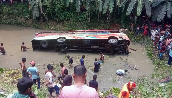 কুষ্টিয়ায় বাস ও ট্রাকের সংঘর্ষে নিহত ৩, বহু হতাহতের শঙ্কা