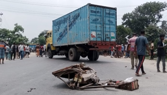 কাভার্ডভ্যানের চাপায় ইজিবাইকের ৪ যাত্রী নিহত, সড়ক অবরোধ