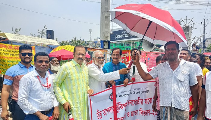 যশোরে তীব্র তাপদাহে স্বস্তি ছড়ালো রেড ক্রিসেন্ট