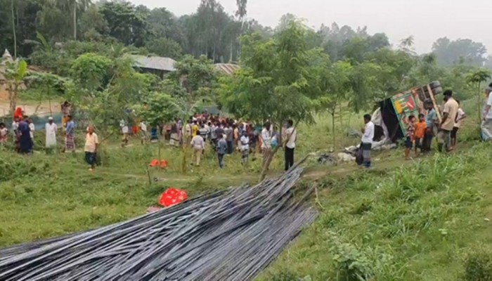 টাঙ্গাইলে রডবোঝাই ট্রাক উলটে নিহত ১৫