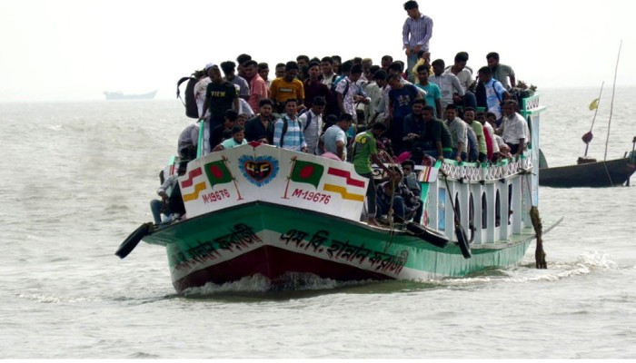 নৌপথে ঝুঁকি নিয়ে ঈদযাত্রা