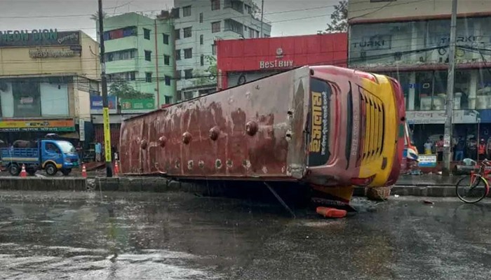 রাজধানীর নদ্দায় দুই বাসের সংঘর্ষ, নিহত বেড়ে চার