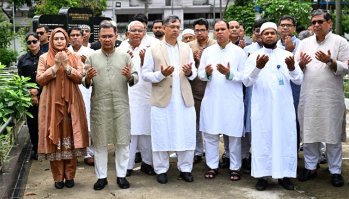 ​বিডিআর বিদ্রোহে নিহত সেনা কর্মকর্তাদের কবর জিয়ারত প্রধানমন্ত্রীর