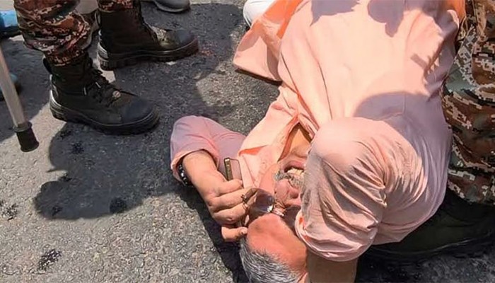 ​তৃণমূলের আরেক নেতাকে ঘিরে ‘মব’
