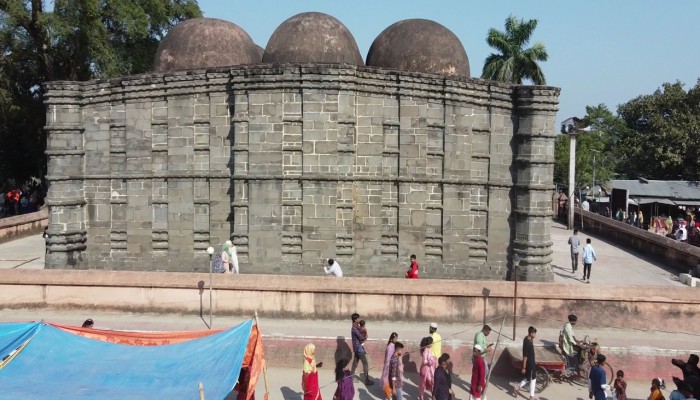 মসজিদের সৌন্দর্যে মুগ্ধ দর্শনার্থীরা