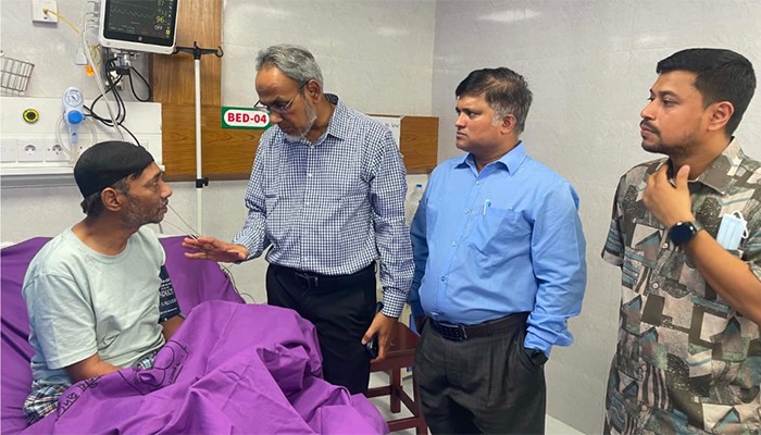 ​শিশু রামিসার অসুস্থ বাবাকে দেখতে হাসপাতালে ডা. রফিক
