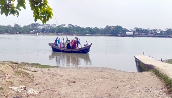 খেয়াঘাটের অতিরিক্ত ভাড়ায় অতিষ্ঠ যাত্রীরা