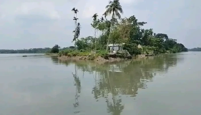 জনবসতিপূর্ণ গ্রামটি এখন বিচ্ছিন্ন এক দ্বীপ