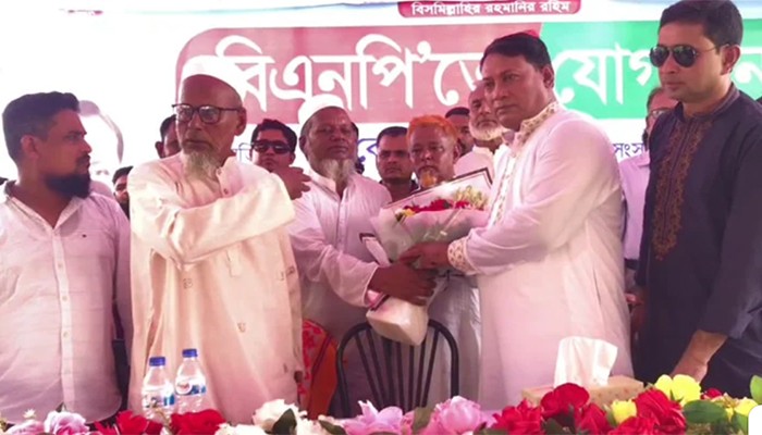 ​গোপালগঞ্জে আ'লীগের ১২শ’ নেতা-কর্মী যোগ দিলেন বিএনপিতে