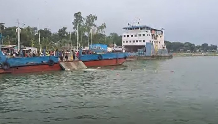 আবারও পদ্মা নদীতে পড়ল বাস