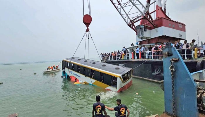 নদীতে পড়া বাসটি উদ্ধার