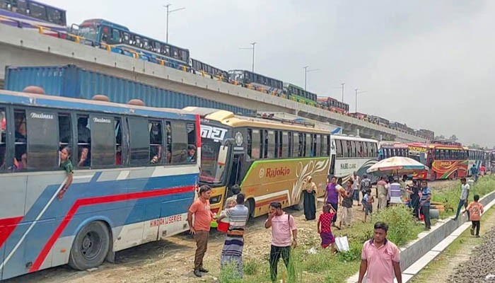 যমুনা সেতুর পূর্ব প্রান্তে দীর্ঘ যানজট