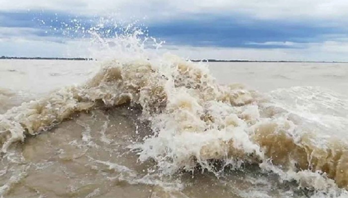 বৈরি আবহাওয়া: দৌলতদিয়া-পাটুরিয়ায় ফেরি চলাচল বন্ধ