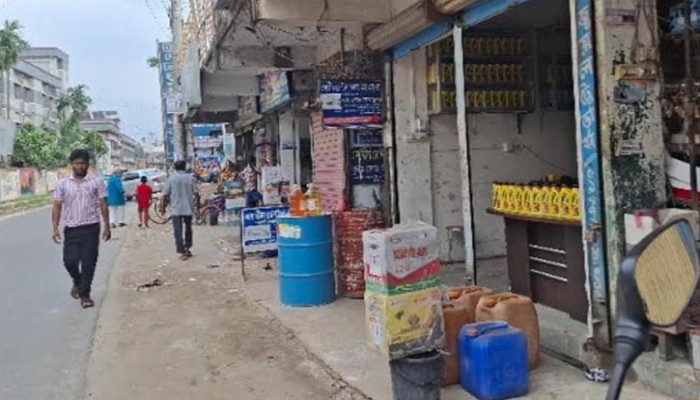 ড্রামে পেট্রোল-অকটেন বেচাকেনা, বাড়ছে নিরাপত্তা ঝুঁকি