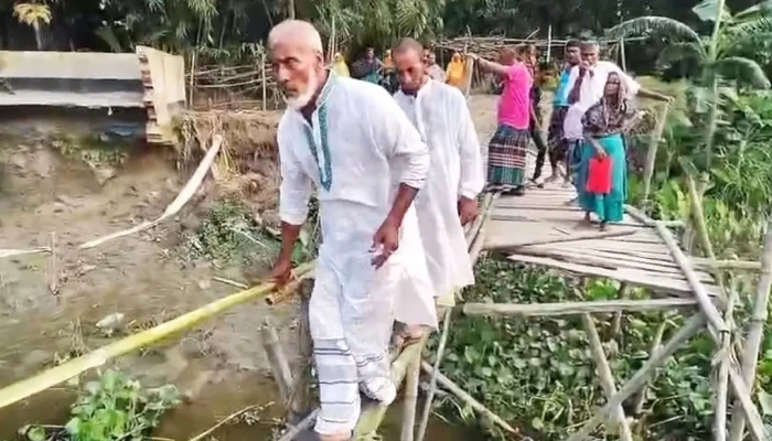 ভেঙে গেছে কাঠের সাঁকো, ঝুঁকি নিয়ে খাল পার হচ্ছেন পথচারীরা