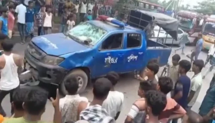 থ্রি-হুইলার নিয়ে অভিযান: পুলিশের ওপর হামলা, টহল গাড়ি ভাঙচুর