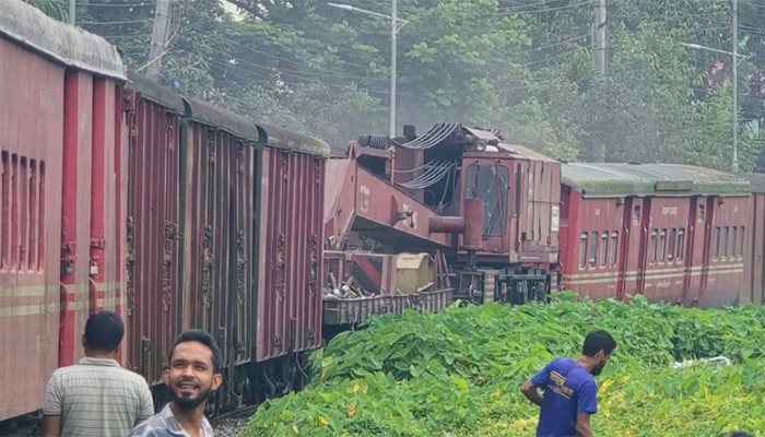 ​লাইনচ্যুত ট্রেন উদ্ধারে যাওয়া রিলিফ ট্রেনের চাকাও লাইনচ্যুত