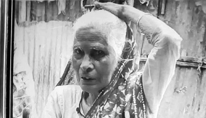 ​কুকুরের টানাটানিতে পুকুর থেকে মিলল বস্তাবন্দি অর্ধগলিত লাশ