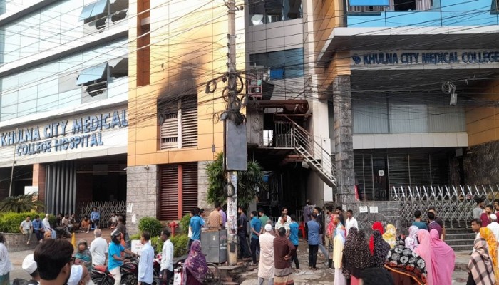 আগুনের পর সরানো হলো খুলনা সিটি হাসপাতালের আড়াইশ রোগী