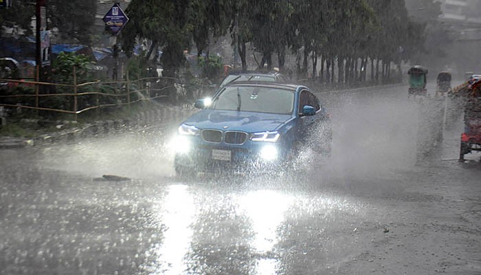 ​হঠাৎ বৃষ্টিতে স্বস্তি, কোথাও ভোগান্তি