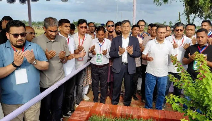 শহীদ ওয়াসিমের কবর জিয়ারত করলেন প্রধানমন্ত্রী