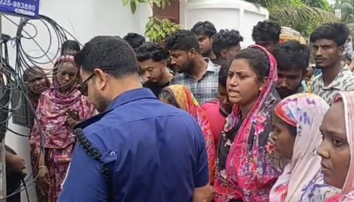চুল কেটে, জুতার মালা পরিয়ে নারীকে নির্যাতন