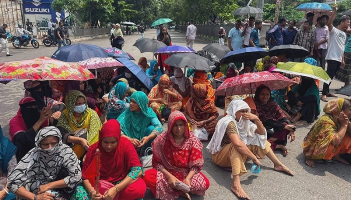 মহাখালী-তেজগাঁও সড়কে গার্মেন্টস শ্রমিকদের অবরোধ